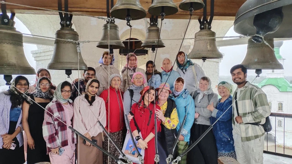 Экскурсия с участием студентов из Индии. Фото: Елена Швайко