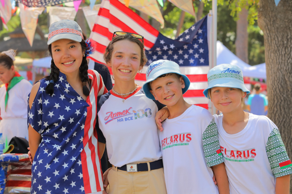 Фото: пресс-служба МДЦ «Артек» / edu.gov.ru (CC BY 4.0)###https://edu.gov.ru/press/10964/v-2025-godu-artek-obedinil-2-550-detey-bolee-chem-iz-80-stran-mira/