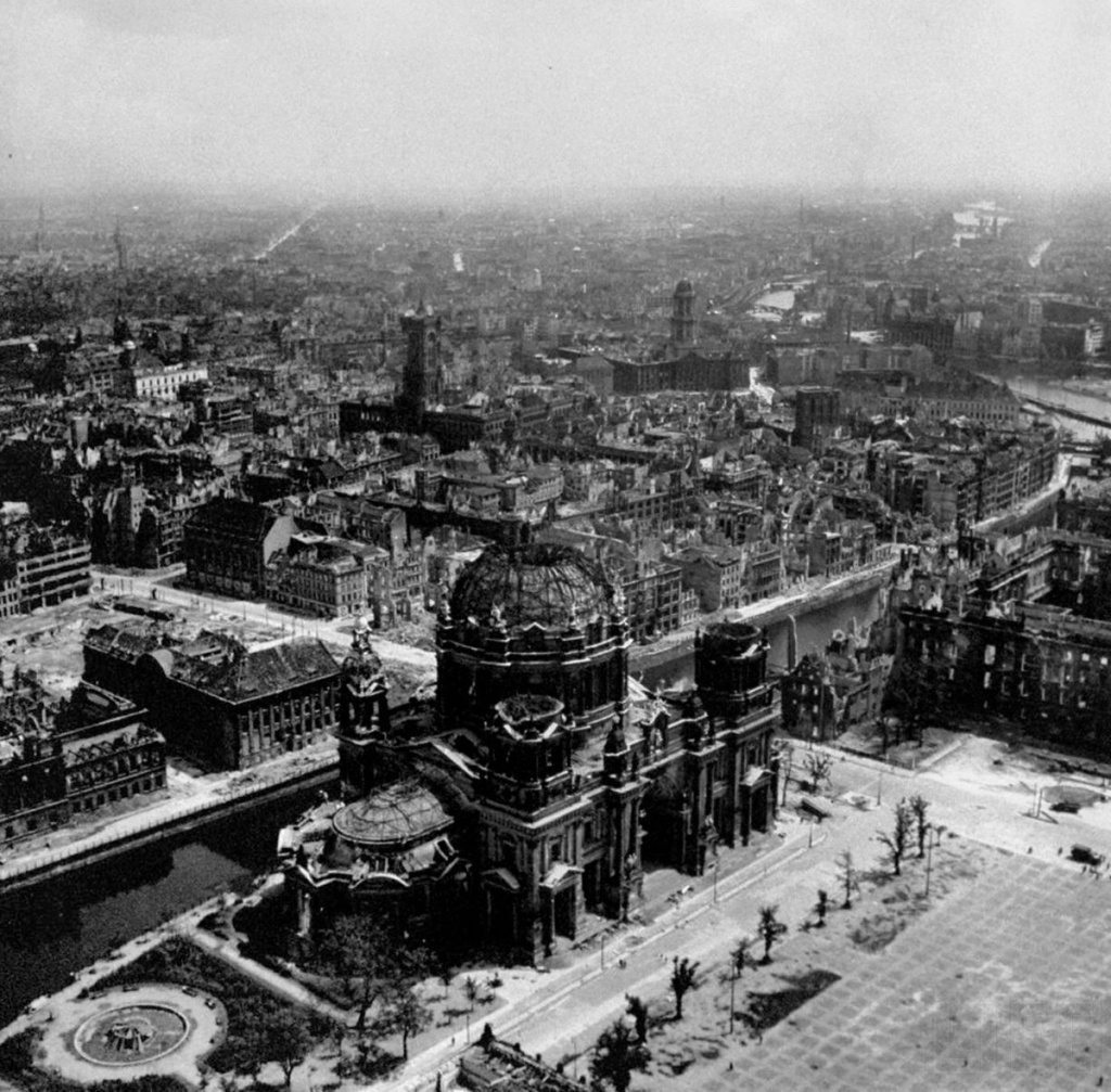 Вид на поврежденный бомбардировками Берлинский кафедральный собор с высоты птичьего полета, лето 1945 г. За каналом видно здание Красной ратуши. Источник фото: http://waralbum.ru