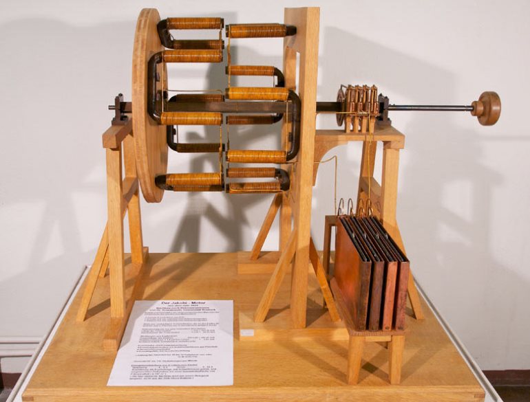 Копия первого электродвигателя Якоби в Политехническом музее (г. Москва). Фото: RARAN###http://www.guraran.ru/news/newsread/news_id-13432